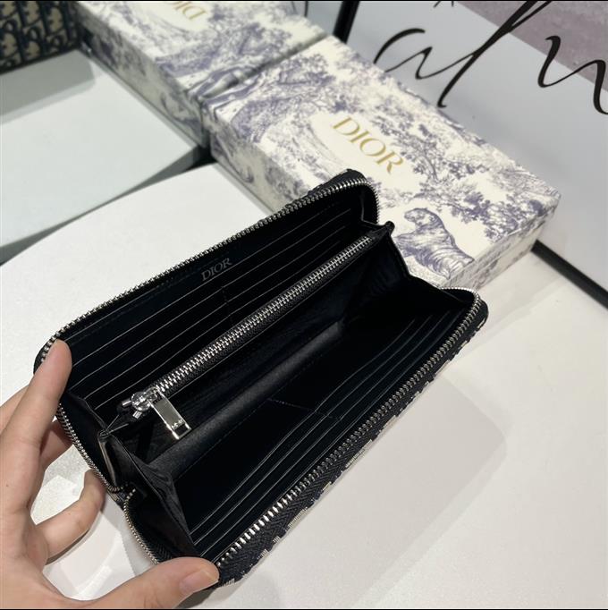 2025228Y 220P182144309